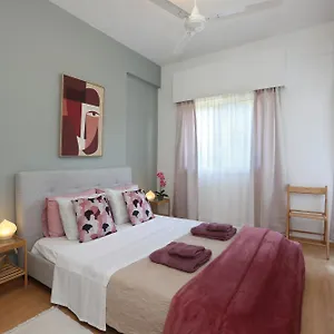 cozy-holiday-apartment-in-larnaca-near-foinikoudes.larnacahotels.org/